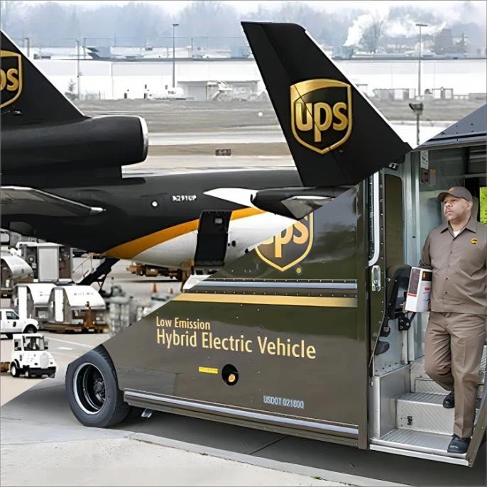 خدمات: UPS به‌عنوان یکی از بزرگ‌ترین شرکت‌های حمل و نقل و پست سریع در دنیا شناخته می‌شود که در بیش از 220 کشور خدمات خود را ارائه می‌دهد.