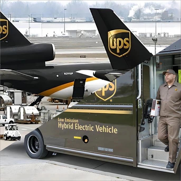 خدمات: UPS به‌عنوان یکی از بزرگ‌ترین شرکت‌های حمل و نقل و پست سریع در دنیا شناخته می‌شود که در بیش از 220 کشور خدمات خود را ارائه می‌دهد.